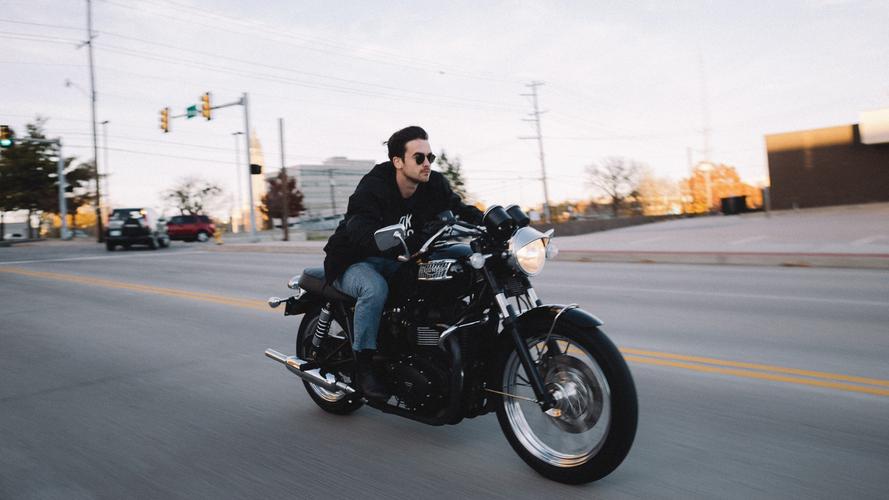 骑摩托车的外国男人壁纸 _ 图片网