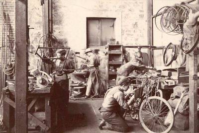 老照片:百年前,自行车是如何改造摩托车的